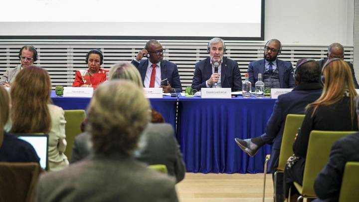 Clavijo defiende ante la Comisión que el presupuesto expulsa de facto a Canarias de la UE