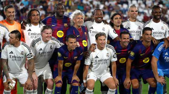 El Mágico González, la leyenda eterna: a los 67 años deslumbró con una gambeta a Pepe en el partido de las leyendas del Barça y el Real Madrid