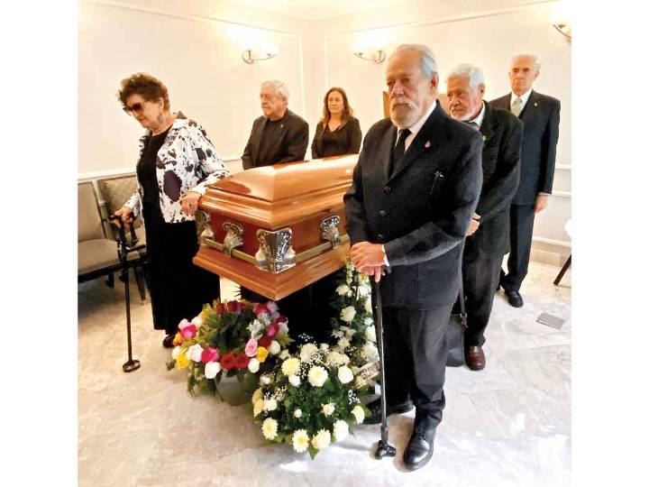 Despiden a Margit Frenk; académicos realizan guardias de honor