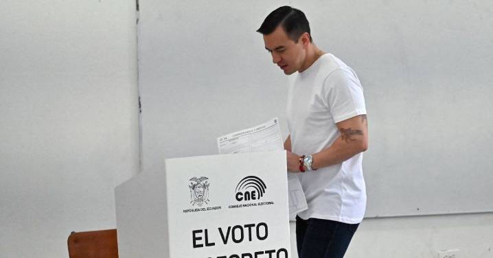 Ecuatorianos rechazan el retorno de bases militares extranjeras y una nueva Constitución, revés para Noboa