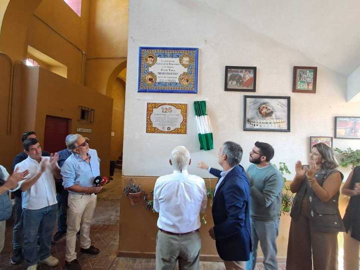 Inaugurada una placa para recordar el 125 Aniversario de la Plaza de El Pino