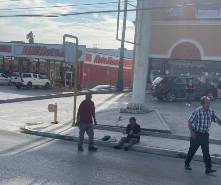 Mujer de tercera edad herida en choque entre motocicleta y camioneta
