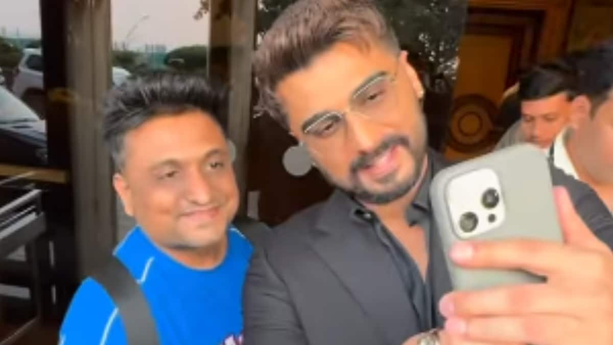 Arjun Kapoor Delights Fans With Selfies At FICCI Young Leaders Summit