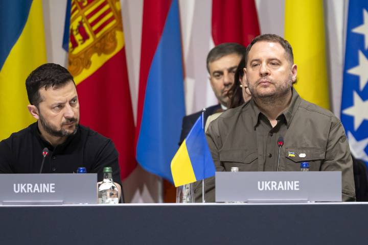 Zelenski inicia su presidencia en solitario en un momento crucial de la guerra