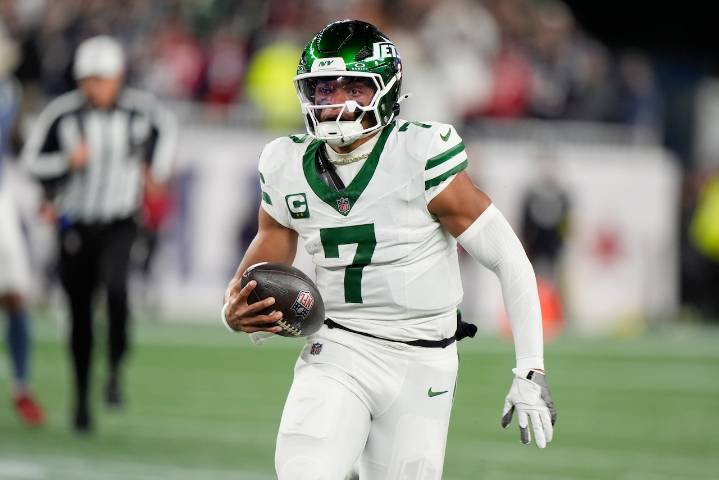 Jets officially make decision to bench QB Justin Fields