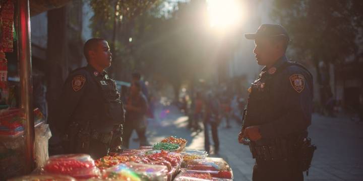 Detienen a dos con armas largas sin permiso en la Central de Abastos de Iztapalapa: se hacían pasar por policía privada