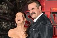 Millie Bobby Brown y David Harbour reaparecen abrazados después de polémica por supuesta denuncia 