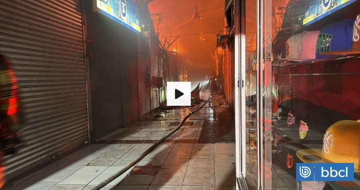 Incendio destruye más de una decena de locales en el Persa Bío Bío