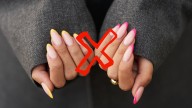 Ni uñas XL ni cortas: la nueva tendencia más cómoda y elegante que se impone para este verano 2026