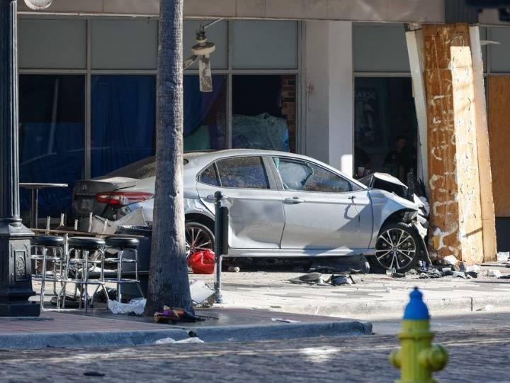 A car fleeing police slams into a bar in Florida, killing 4