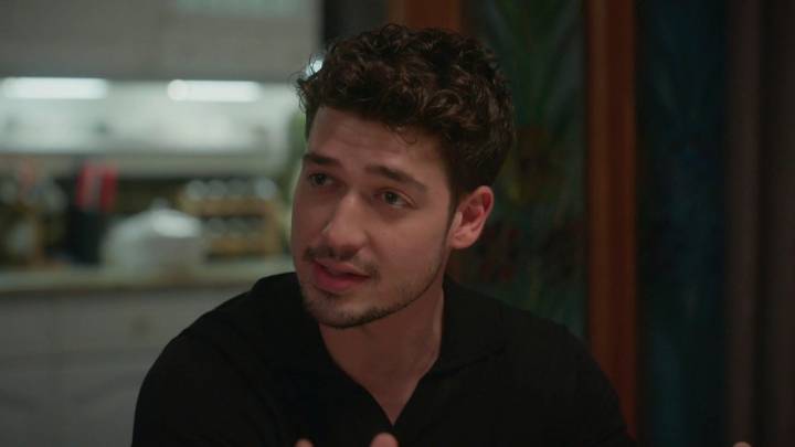 El dolor por la pérdida de Timur explota en una cena entre los tres hermanos