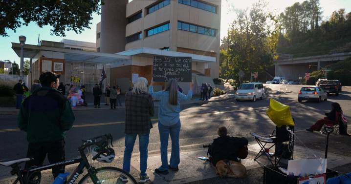 Judge again bars Trump administration from deploying troops to Portland