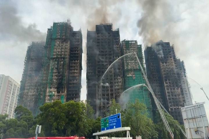 Hong Kong: bomberos buscan a más de 250 desaparecidos tras enorme incendio
