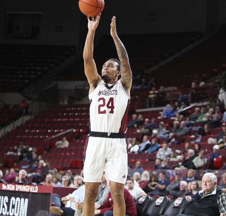 Offense carries UMass men’s basketball past Le Moyne