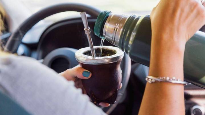 ¿De cuánto es la multa en Mendoza por tomar mate al volante?