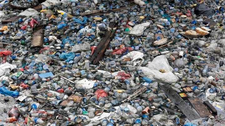 Combatir la contaminación por plástico sin "demonizarlo", otro reto para la COP30