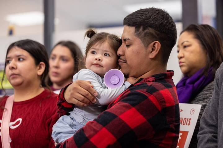 Suburban Chicago dad and toddler headed to store says they were pepper-sprayed by federal agents – Winnipeg Free Press