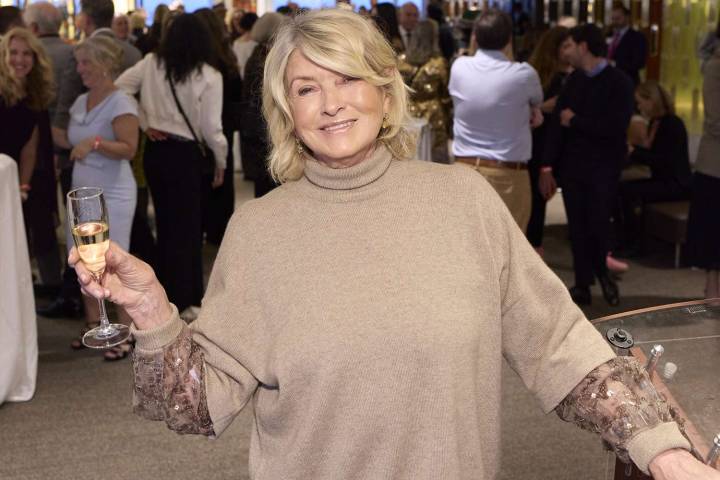 Martha Stewart Settles the Debate on When to Eat Thanksgiving Dinner