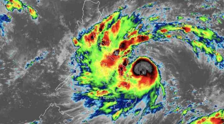 Miles de evacuados por el tifón 'Tino' en Filipinas