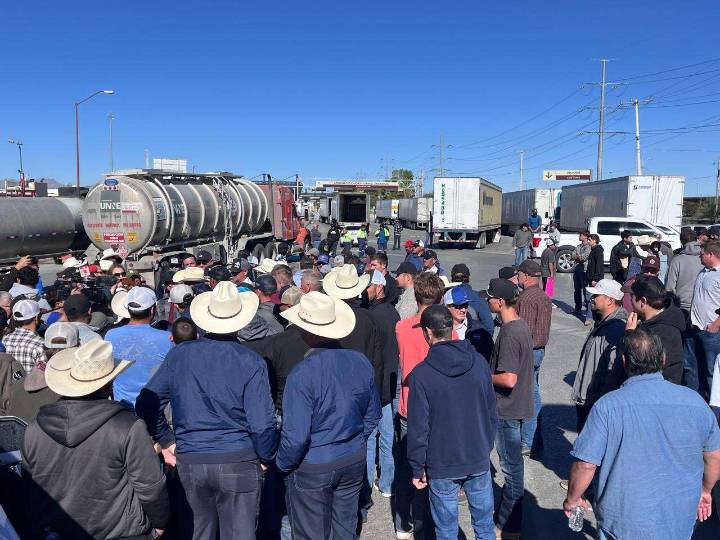 Bloquean campesinos carril de carga del Puente Zaragoza