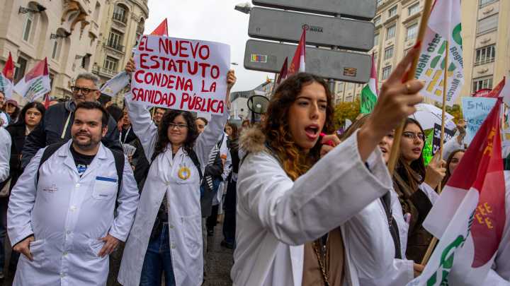 Los médicos vuelven a salir a la calle para exigir un estatuto que reconozca su singularidad y acabe con la "explotación"