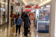 Industry group: US holiday spending to top $1T for first time