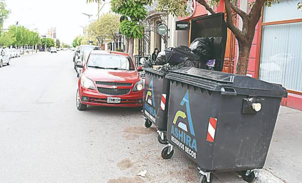 Contenedores nuevos ya rebasan de basura y vecinos reclaman que no fueron vaciados por Ashira en todo el fin de semana