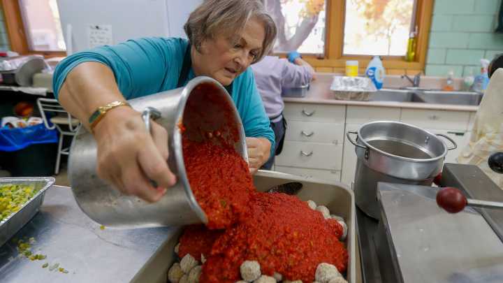 Volunteers make hundreds of meals for Green Bay food pantries
