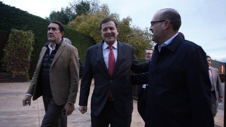 Mañueco lamenta que PSOE y Vox quieran "torpedear" el presupuesto y "zancadilleen" el futuro de Castilla y León