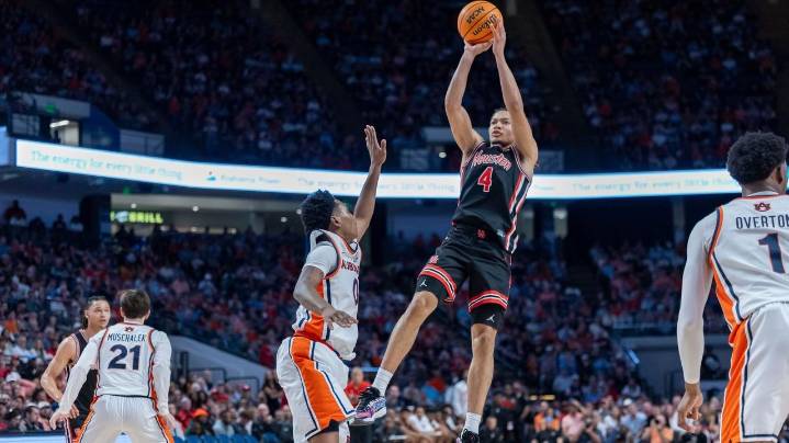 Kingston Flemings scores 22 as No. 1 Houston holds off No. 22 Auburn 73