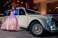 El amor de un padre lo puede todo: transformó un Citroën en una limusina para los 15 de su hija