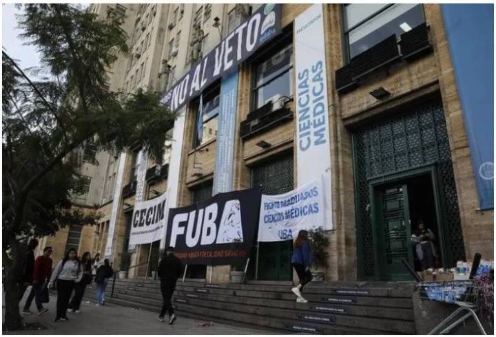 Investigan una tragedia en la UBA: un estudiante murió tras caer al vacío en Recoleta