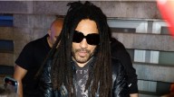 ¡Inesperado incidente en el show de Lenny Kravitz! Fan le arranca cuatro rastas y su reacción deja a todos boquiabiertos: «Maldita… sea, nena»