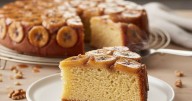 Sin harina ni manteca: cómo hacer una torta de banana invertida, sin TACC y en menos de 30 minutos 