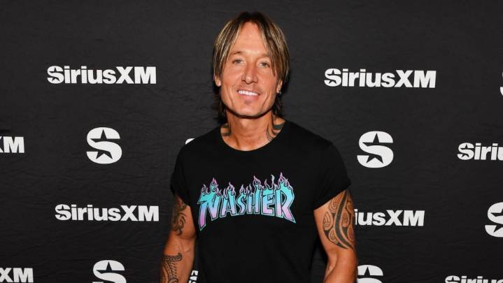 Keith Urban Sings 'Pink Pony Club' at Mar-a-Lago Party With Donald Trump 