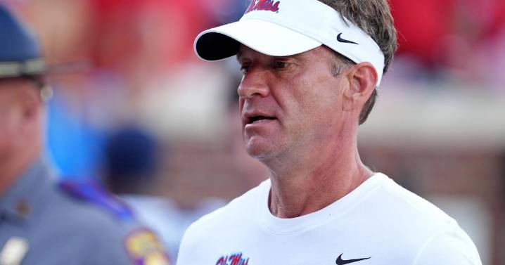 Ole Miss' Lane Kiffin and Texas' Steve Sarkisian take different approaches to coaching rumors