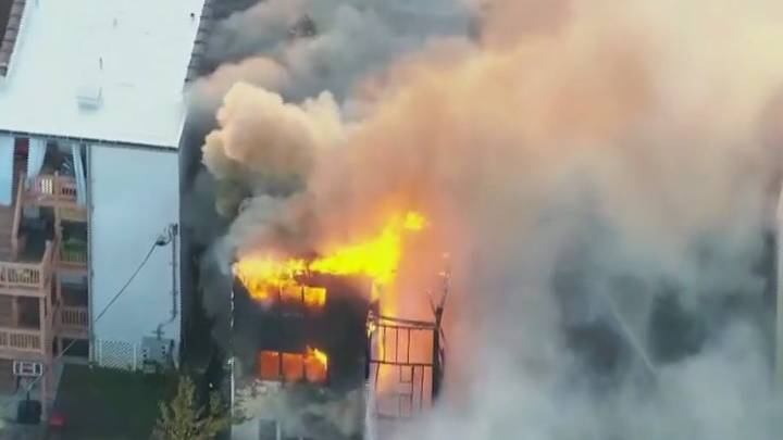 Massive fire engulfs building on Chicago’s North Side