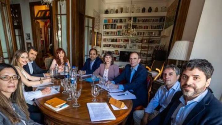 Imponen restricciones a las visitas a Cristina Kirchner en su prisión domiciliaria El juez federal Jorge Gorini resolvió este imponer nuevas restricciones después de que la ex mandataria recibiera el 