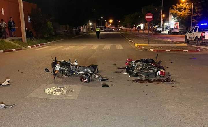 Fuerte choque entre dos motos