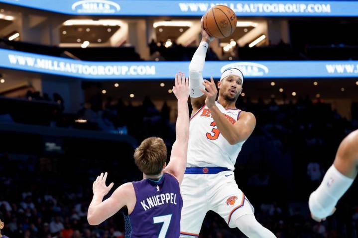 Brunson anota 33 puntos y Knicks aplastan 129-101 a Hornets, mejoran a 3