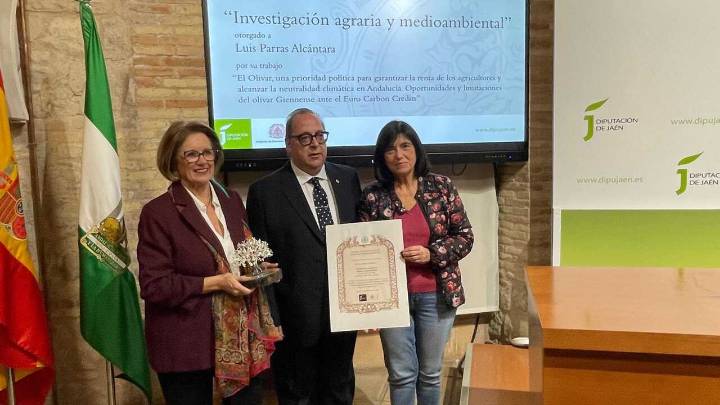 El investigador torrecampeño Luis Parras recibe el Premio de Investigación Agraria y Medioambiental
