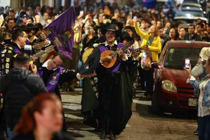 Disfrutan saltillenses de la callejoneada en el Centro Histórico