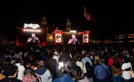 Juan Gabriel llena el Zócalo al ritmo del Noa noa; capitalinos disfrutan proyección con alma de concierto