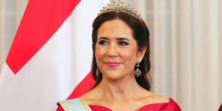 Mary de Dinamarca se inspira en la reina Letizia con un vestido rojo de escote corazón