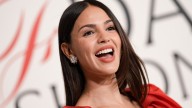 Eiza González lleva el vestido rojo que es ideal para Navidad
