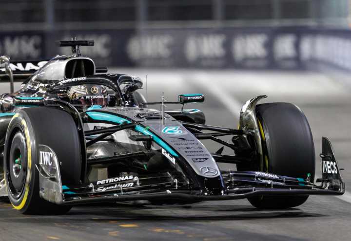 Russell lidera la tercera sesión con humedad e incertidumbre en la pista