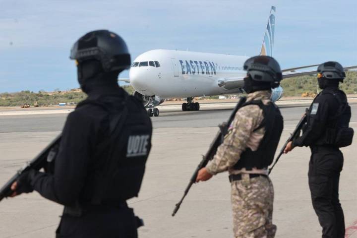 200 migrantes llegaron al país tras ser deportados en un vuelo directo desde Arizona