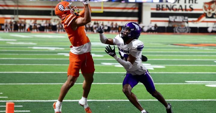 ISU football team destroys Weber State 31