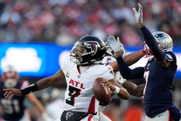 Falcons coach accuses Patriots of simulating snap count, leading to crucial penalty