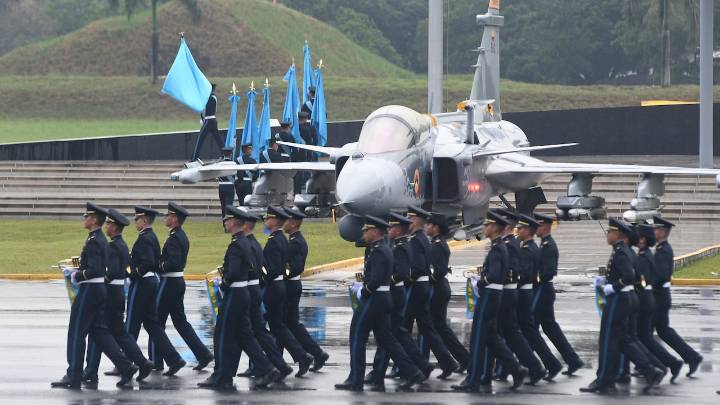 Contraloría ordenó a MinDefensa argumentar la billonaria compra de aviones de combate Gripen